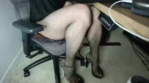 Snapshot of stilettodoll chatting on 11.06.25 StilettoDoll online show from 11.06.25