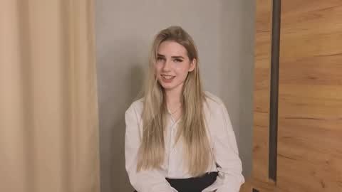 Snapshot of stormymuse chatting on 11.17.25 Luna online show from 11.17.25