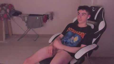 Snapshot of stralght_twinks chatting on 10.14.25 Ray online show from 10.14.25