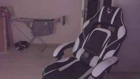 Snapshot of stralght_twinks chatting on 10.17.25 Ray online show from 10.17.25