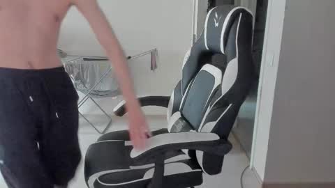 Snapshot of stralght_twinks chatting on 10.21.25 Ray online show from 10.21.25