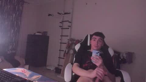 Snapshot of stralght_twinks chatting on 10.25.25 Ray online show from 10.25.25