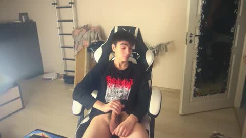 Snapshot of stralght_twinks chatting on 12.02.25 Ray online show from 12.02.25