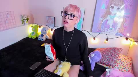 strawberry_kitty_ online show from 11.15.25