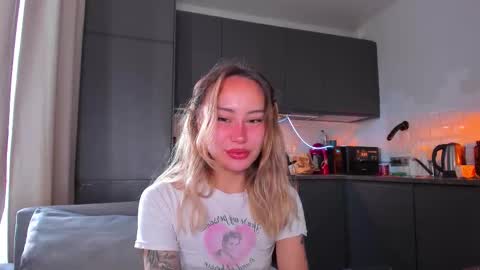 Snapshot of strawberrypie99 chatting on 09.27.25 Tati and Lola online show from 09.27.25