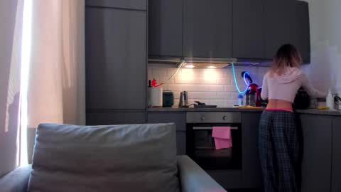 Snapshot of strawberrypie99 chatting on 10.17.25 Tati and Lola online show from 10.17.25