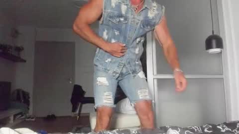 Snapshot of strong_arni chatting on 10.21.25 Strong Arni online show from 10.21.25