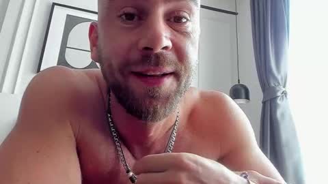 Snapshot of strong_arni chatting on 11.30.25 Strong Arni online show from 11.30.25