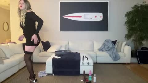 Snapshot of submiss14 chatting on 11.06.25 Sissy Isabella online show from 11.06.25