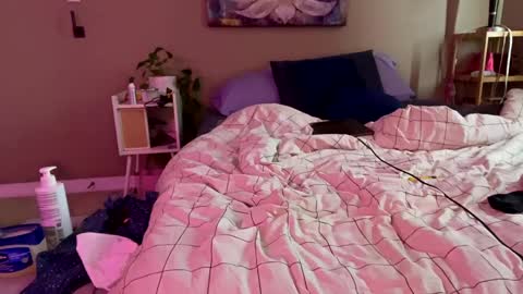 Snapshot of suckmythong410104 chatting on 12.15.24 SaraSabeen online show from 12.15.24