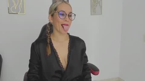 Snapshot of sugar_milff chatting on 09.23.25 sugar_milff online show from 09.23.25