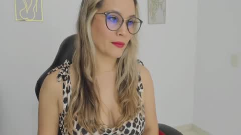 Snapshot of sugar_milff chatting on 10.08.25 sugar_milff online show from 10.08.25