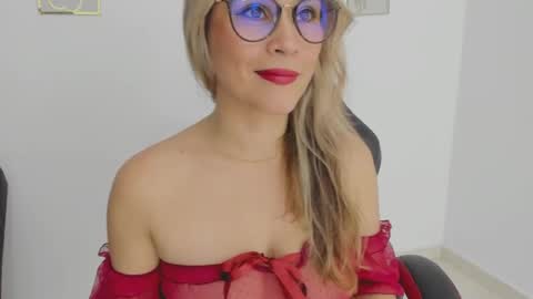 Snapshot of sugar_milff chatting on 10.10.25 sugar_milff online show from 10.10.25