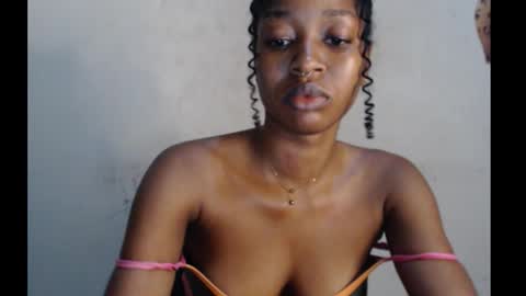 Snapshot of sugarmeltsxx chatting on 10.06.25 Bella online show from 10.06.25