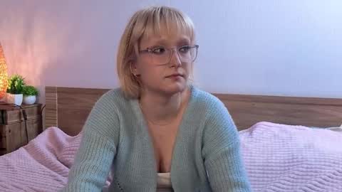 Snapshot of sumikomanes chatting on 12.01.25 Karen online show from 12.01.25