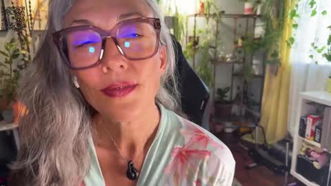 Snapshot of sunnie_dayz chatting on 09.09.25 Hi Im Sunnie - Next show Friday August 1 online show from 09.09.25