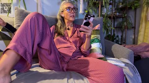 Snapshot of sunnie_dayz chatting on 09.24.25 Hi Im Sunnie - Next show Friday August 1 online show from 09.24.25