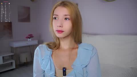 Snapshot of sunnmoonn chatting on 11.09.25 Lily online show from 11.09.25