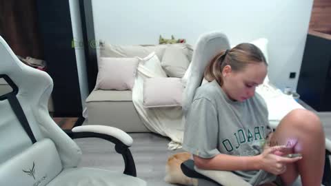 Snapshot of sunny1girl chatting on 10.15.25 Alice and Sergey online show from 10.15.25