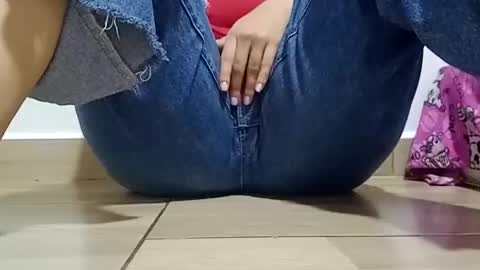 Snapshot of sunshine_days chatting on 12.18.25 Annie online show from 12.18.25