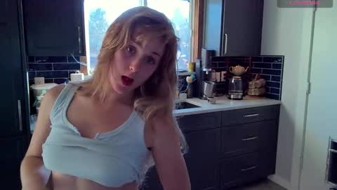 Snapshot of sunshine_pixie chatting on 10.29.25 Sunray online show from 10.29.25