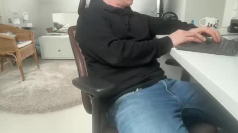 Snapshot of surfstar81 chatting on 12.04.25 surfstar81 online show from 12.04.25