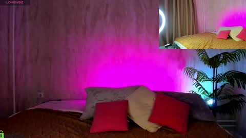 Snapshot of susan__clark chatting on 10.19.25 Annie online show from 10.19.25