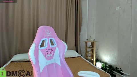 Snapshot of susan__clark chatting on 11.26.25 Annie online show from 11.26.25