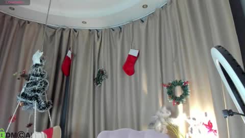 Snapshot of susan__clark chatting on 12.05.25 Annie online show from 12.05.25