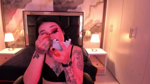 Snapshot of susanvilla chatting on 11.18.25 susanvilla online show from 11.18.25