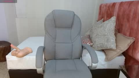 Snapshot of sussy_leon chatting on 09.19.25 sussy leon online show from 09.19.25