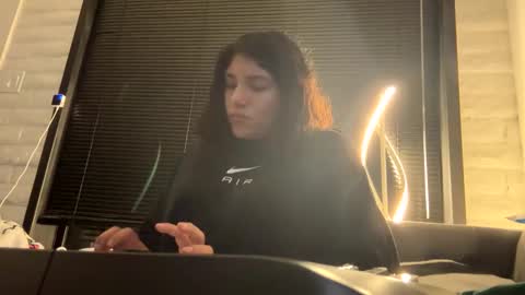 Snapshot of suzyishellawet chatting on 11.22.25 Suzy online show from 11.22.25