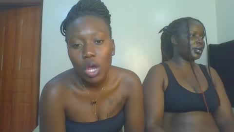 Snapshot of sweet_camila5 chatting on 10.21.25 Camila online show from 10.21.25