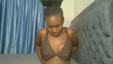 Snapshot of sweet_camila5 chatting on 11.05.25 Camila online show from 11.05.25