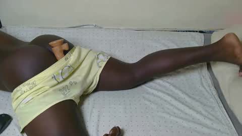 Snapshot of sweet_kambi chatting on 10.25.25 moha AND roy online show from 10.25.25