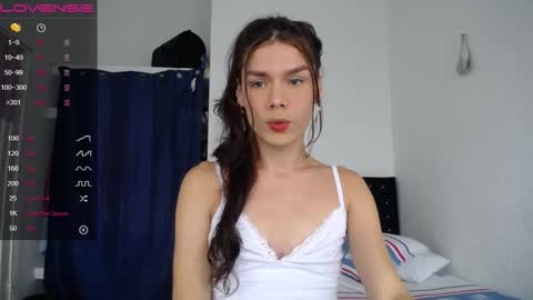 Snapshot of sweet_lady_16 chatting on 12.30.24 Lady online show from 12.30.24
