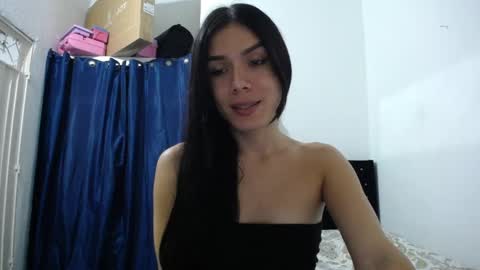 Snapshot of sweet_lady_16 chatting on 10.21.25 Lady online show from 10.21.25