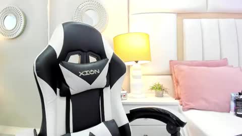 Snapshot of sweet_lucianaaa chatting on 11.25.25 Luciana online show from 11.25.25