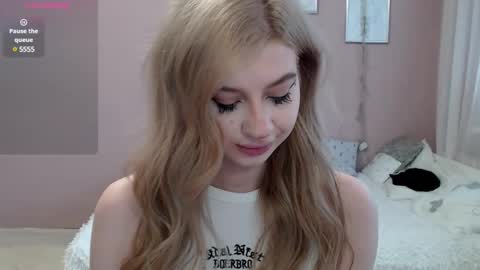 Snapshot of sweet_nicole_333 chatting on 03.06.25 sweet_nicole_333 online show from 03.06.25
