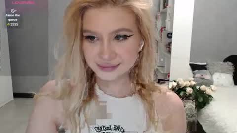 Snapshot of sweet_nicole_333 chatting on 10.11.25 sweet_nicole_333 online show from 10.11.25