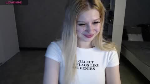 Snapshot of sweet_nicole_333 chatting on 10.23.25 sweet_nicole_333 online show from 10.23.25