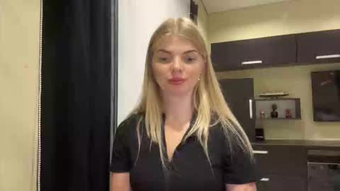 Snapshot of sweet_sinn_ chatting on 09.17.25 Mira online show from 09.17.25