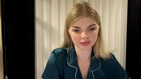 Snapshot of sweet_sinn_ chatting on 10.26.25 Mira online show from 10.26.25
