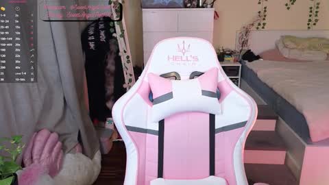 Snapshot of sweetangel_striptease chatting on 09.18.25 SweetAngel Striptease online show from 09.18.25