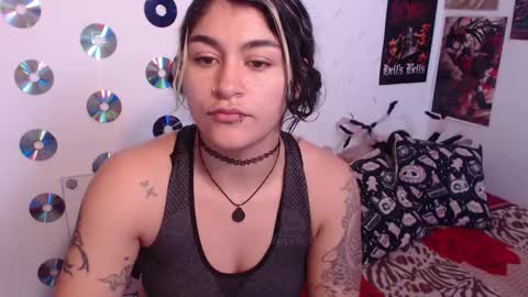 Snapshot of sweetdevil631 chatting on 10.11.25 Abril online show from 10.11.25