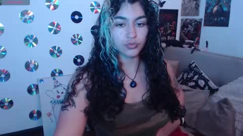 Snapshot of sweetdevil631 chatting on 10.20.25 Abril online show from 10.20.25