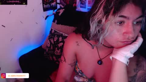 Snapshot of sweetdevil631 chatting on 10.28.25 Abril online show from 10.28.25