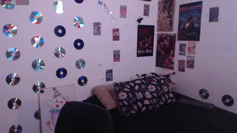 Snapshot of sweetdevil631 chatting on 12.15.25 Abril online show from 12.15.25