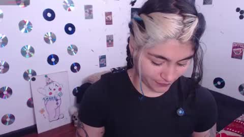 Snapshot of sweetdevil631 chatting on 12.16.25 Abril online show from 12.16.25