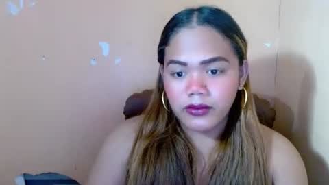 Snapshot of sweethot_bella chatting on 09.10.25 Bella online show from 09.10.25